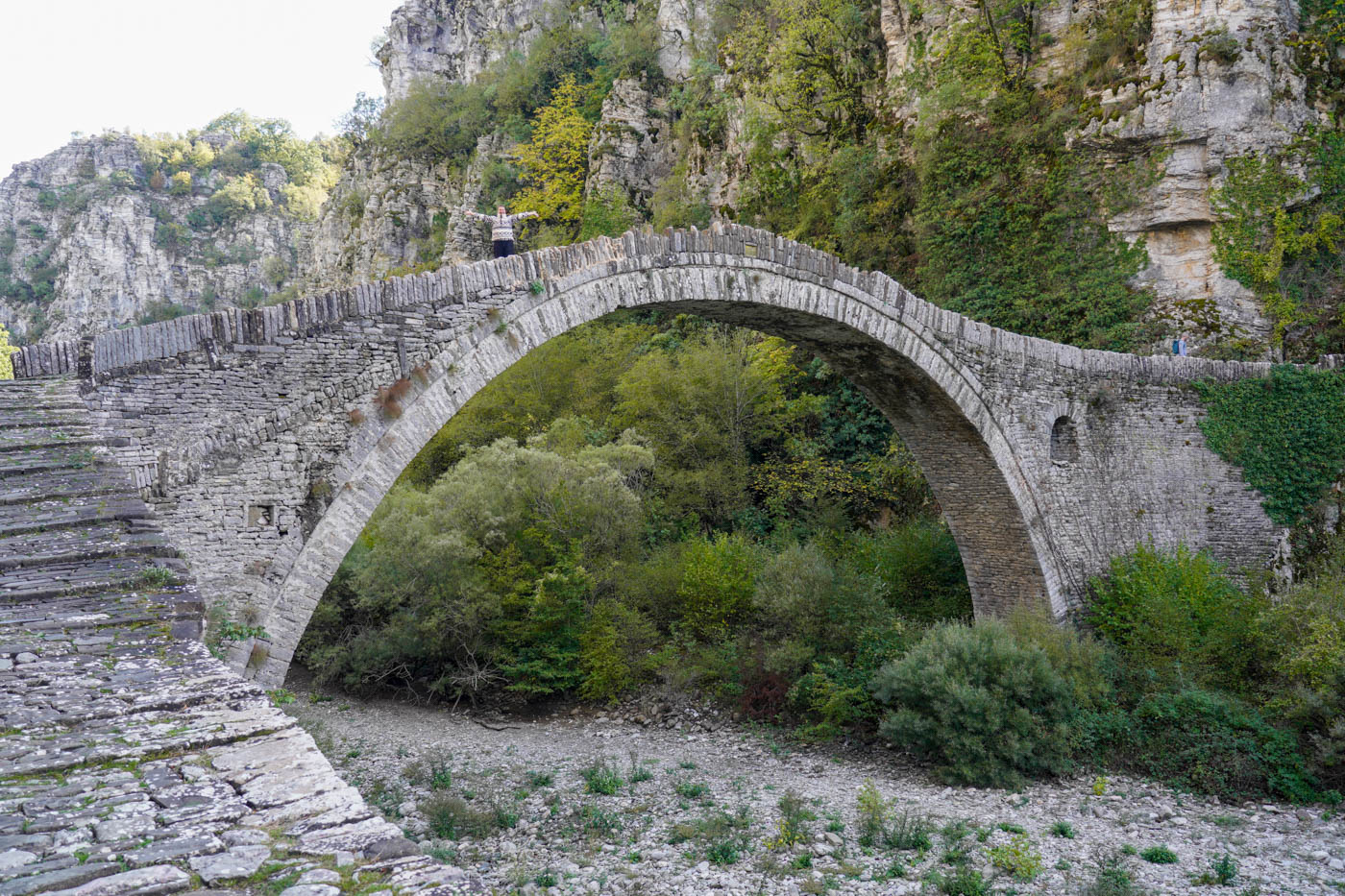 Historische Noutsos Steinbrücke in der Nähe von Kipi