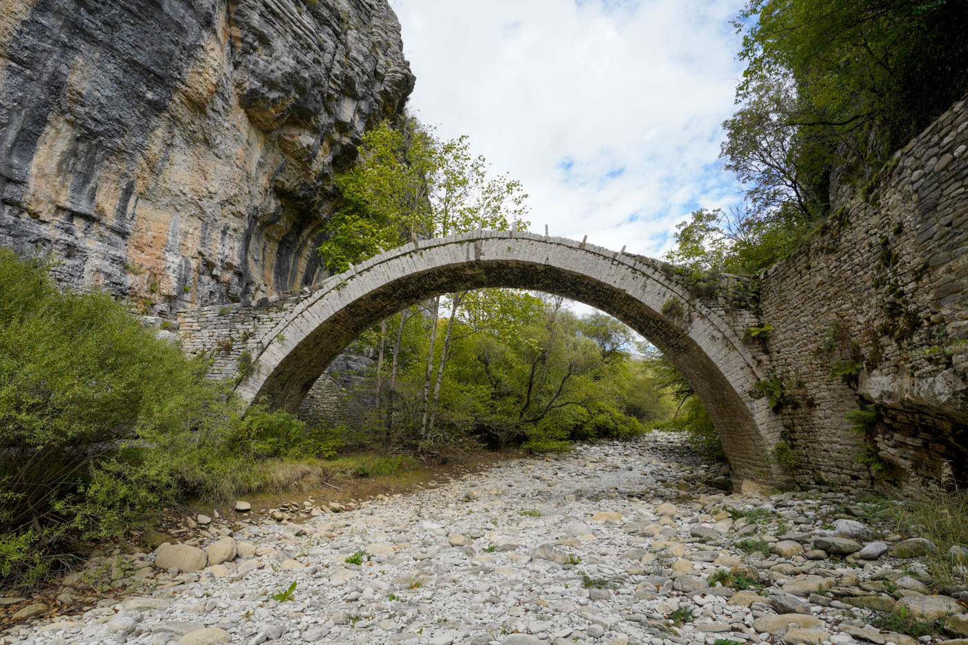 Steinbrücke Kontodímos in der Nähe von Kipi