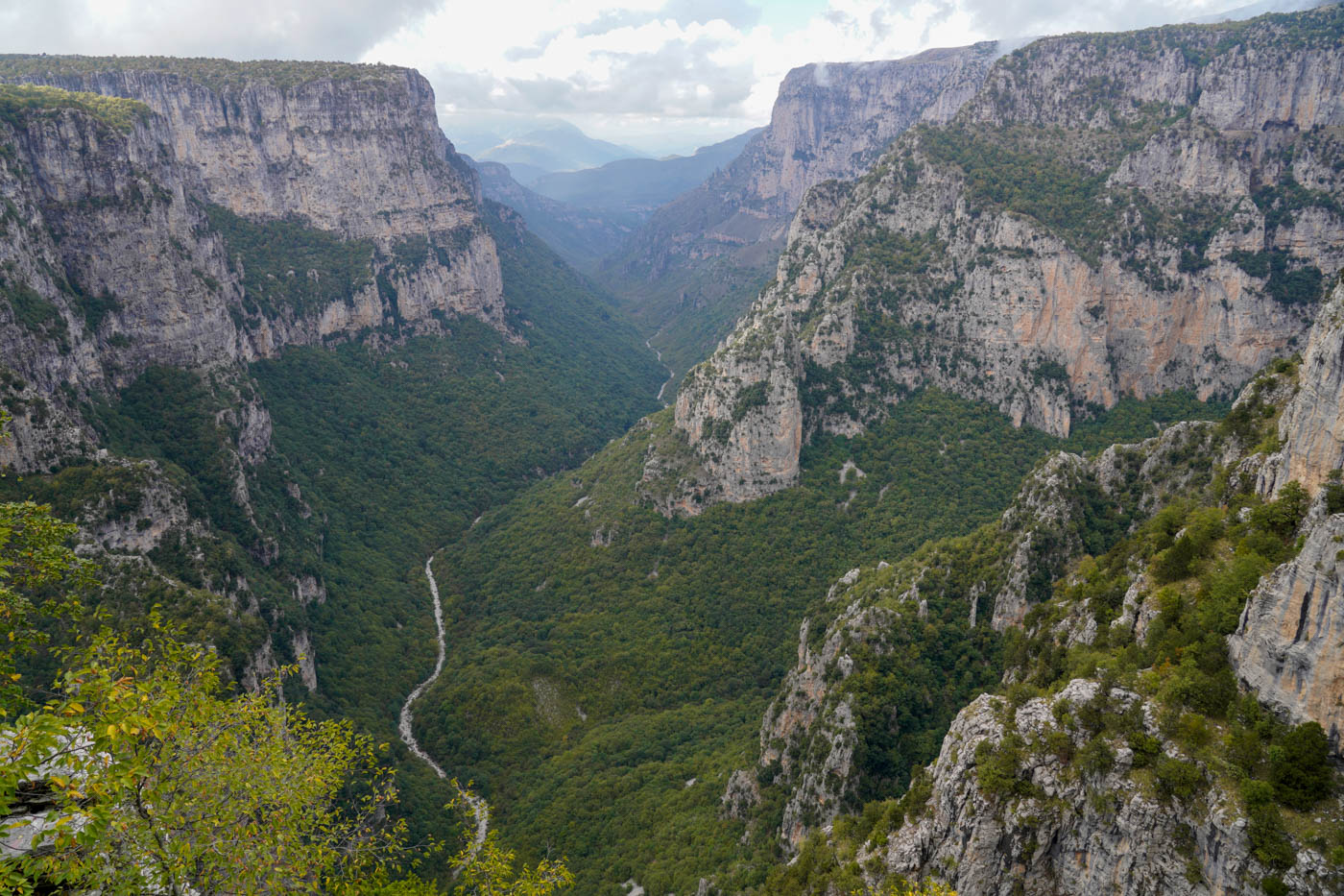 Ausblick auf die Vikos-Schlucht vom Beloi-(Balkon) Aussichtspunkt 