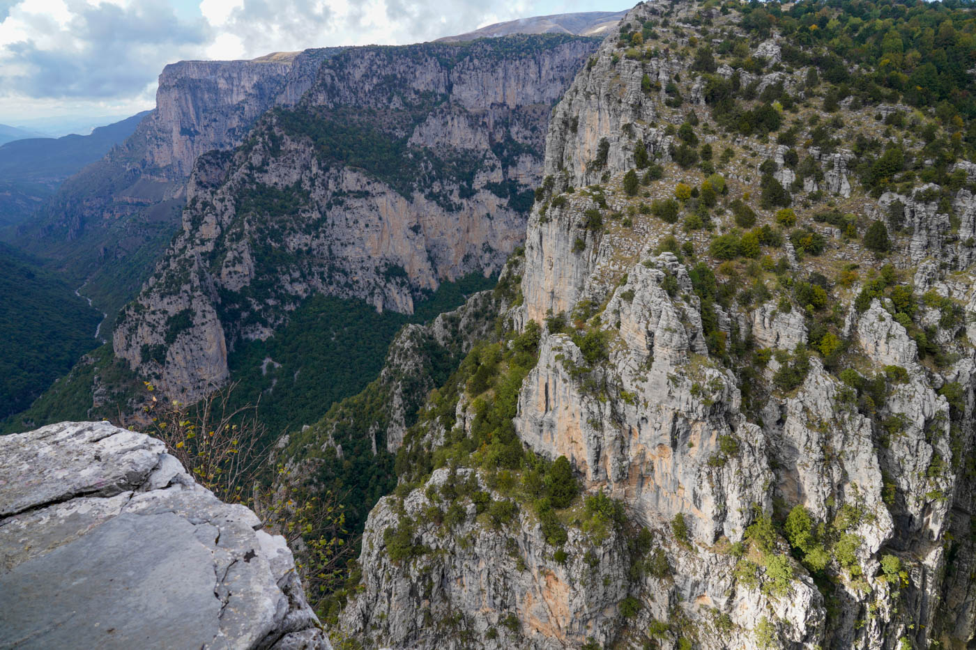 Ausblick auf die Vikos-Schlucht vom Beloi-(Balkon) Aussichtspunkt 