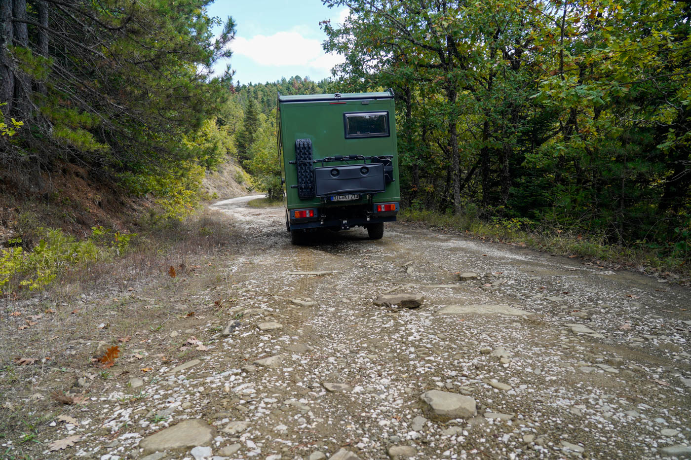 Schotterweg auf dem Weg nach Fragkades, ein Zagori Dorf