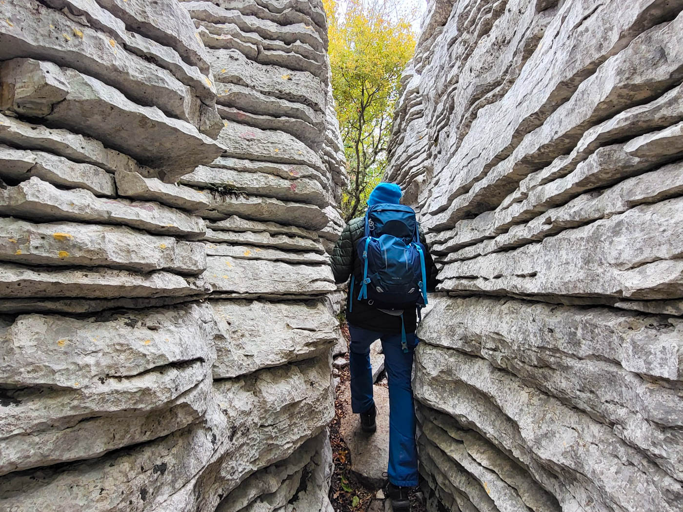 Wanderer zwischen den turmartigen Kalkstein Felsformationen im Stone Forest