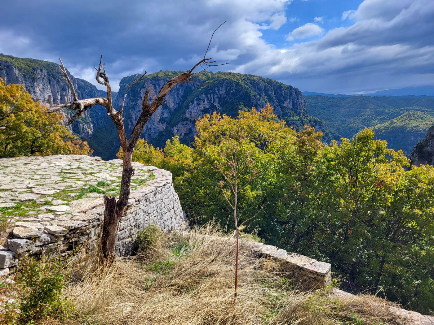 Blick vom Vorplatz des Kloster Ágios Paraskeví