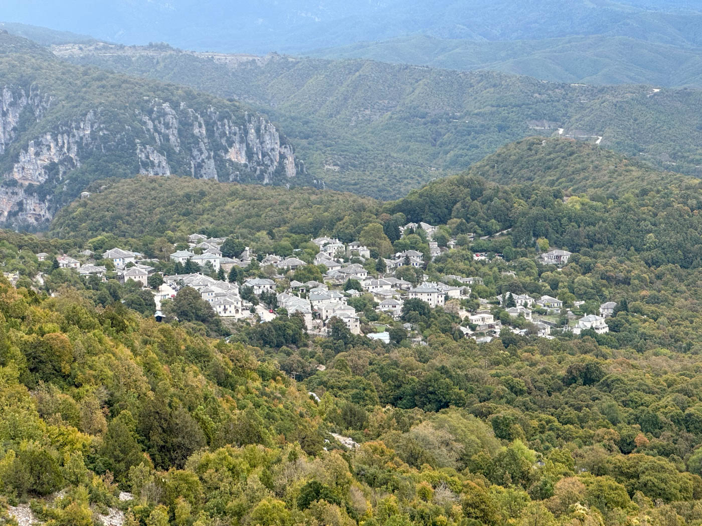 Blick auf Monodendri, ein Zagori Dorf
