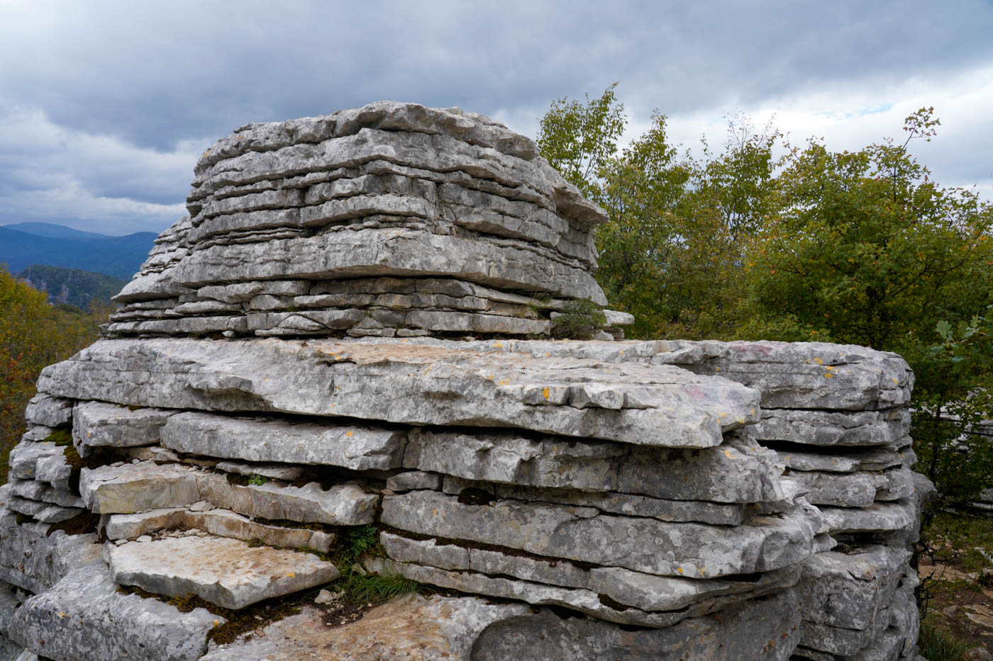 Turmförmig gestapelte Kalkstein-Felsformation im Stone Forest - in der Zagóri Region