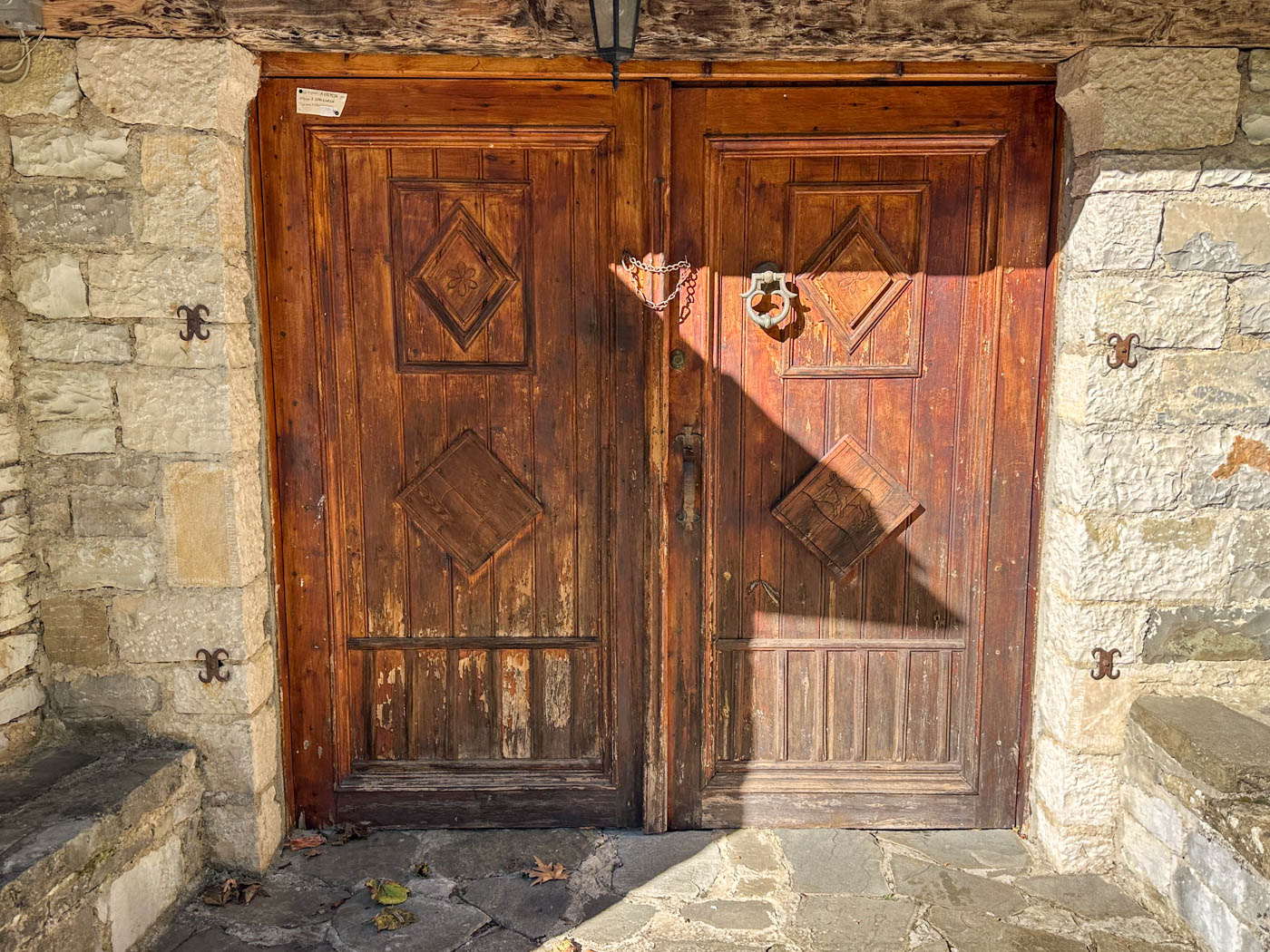 Holztüre in Papingo - ein Zagori Dorf