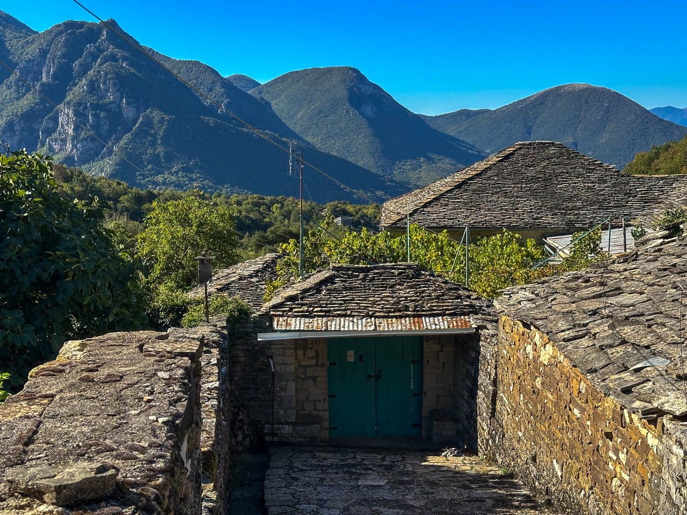 Steinhäuser mit Bergkulisse in Papingo, einem Zagori Dorf