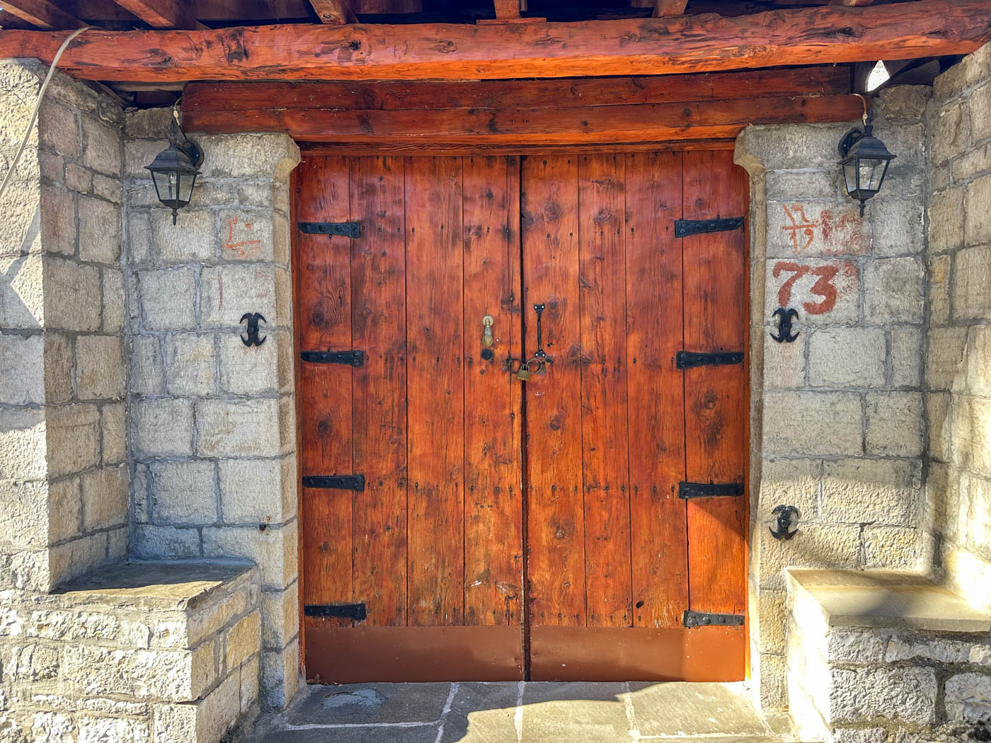Holztüre in Papingo - ein Zagori Dorf