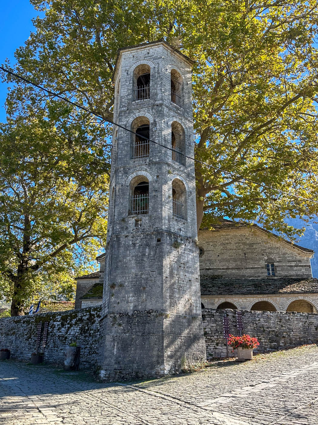 Dreistufufiger Glockenturm in Papingo