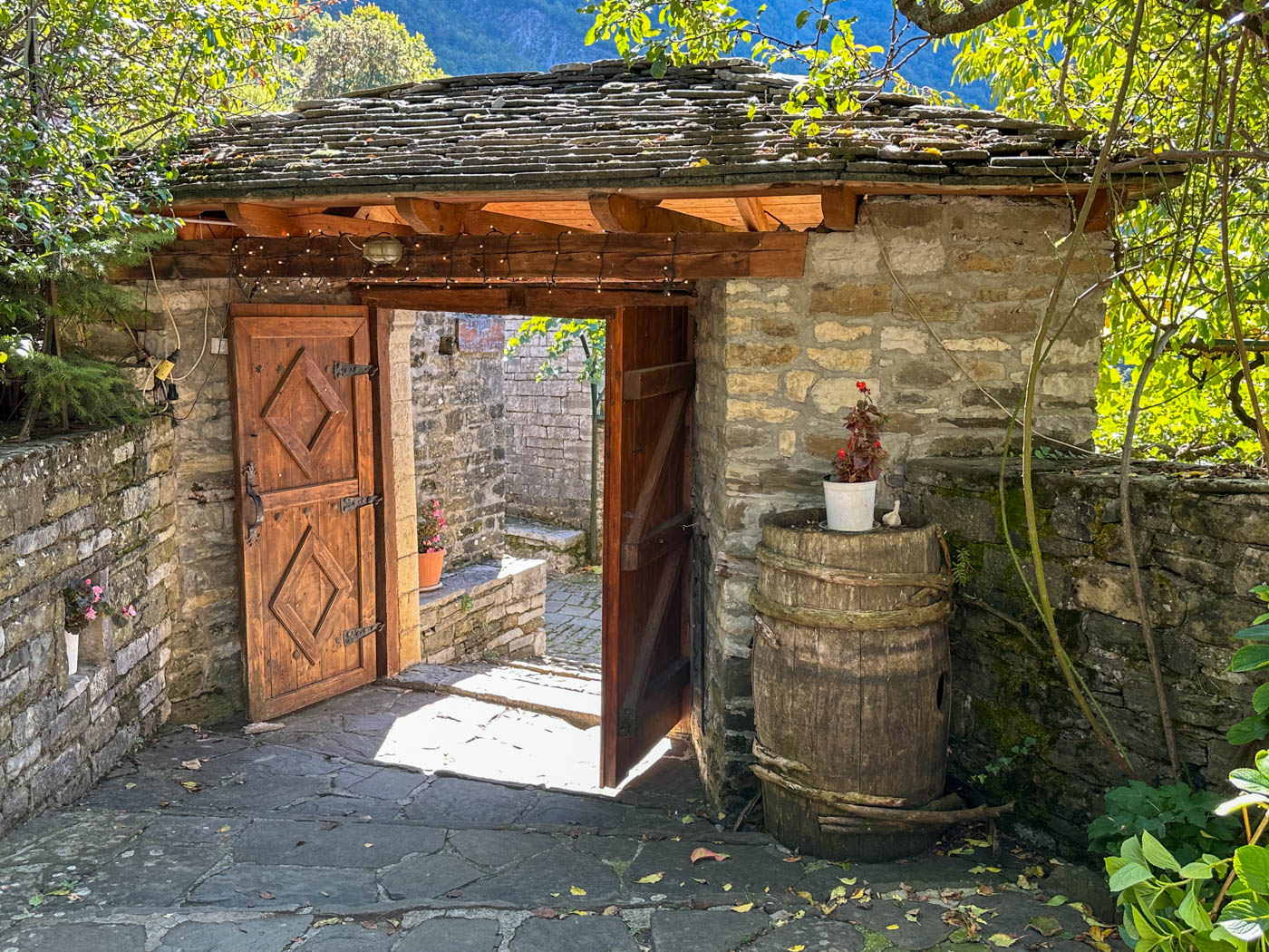 Innenhof in Mikro Papingo - ein Zagori Dorf