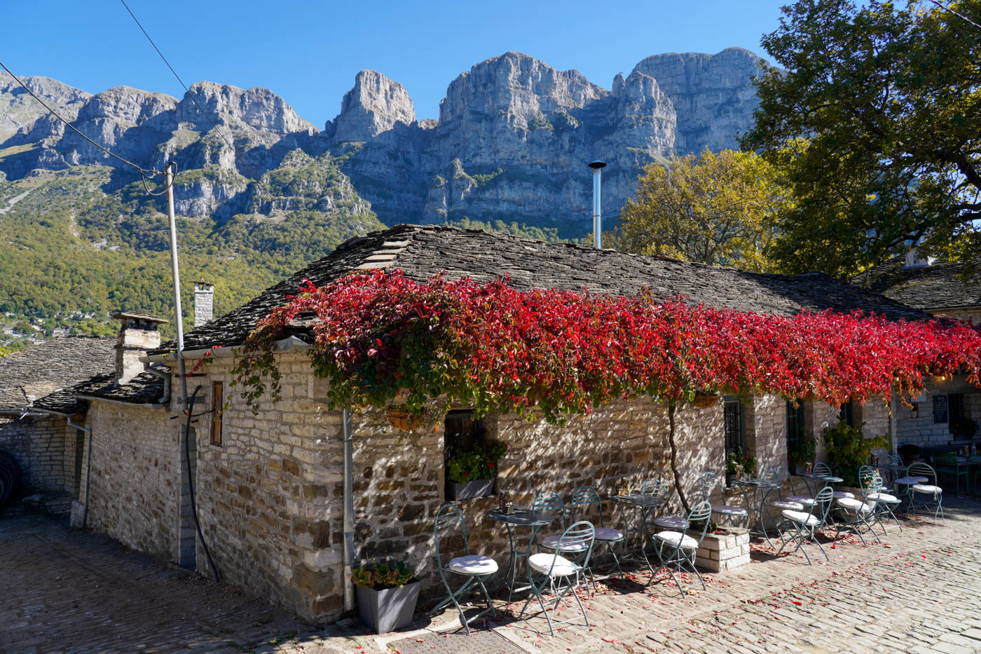 Steinhaus mit Bergkulisse in Papingo, einem Zagori Dorf