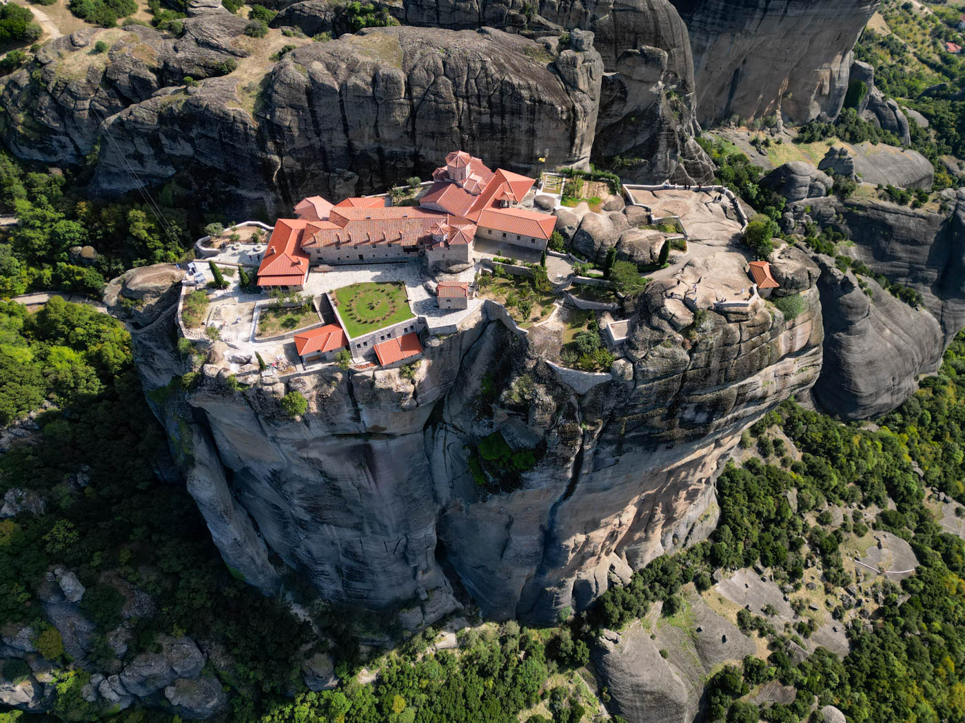 Das Metéora Kloster Ágia Triáda aus der Vogelperspektive in Griechenland