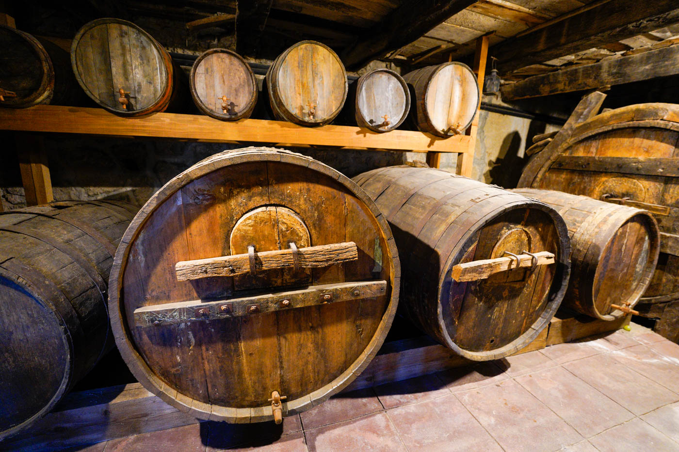 Weinfässer im Keller des Méteora Klosters Metamórphosis