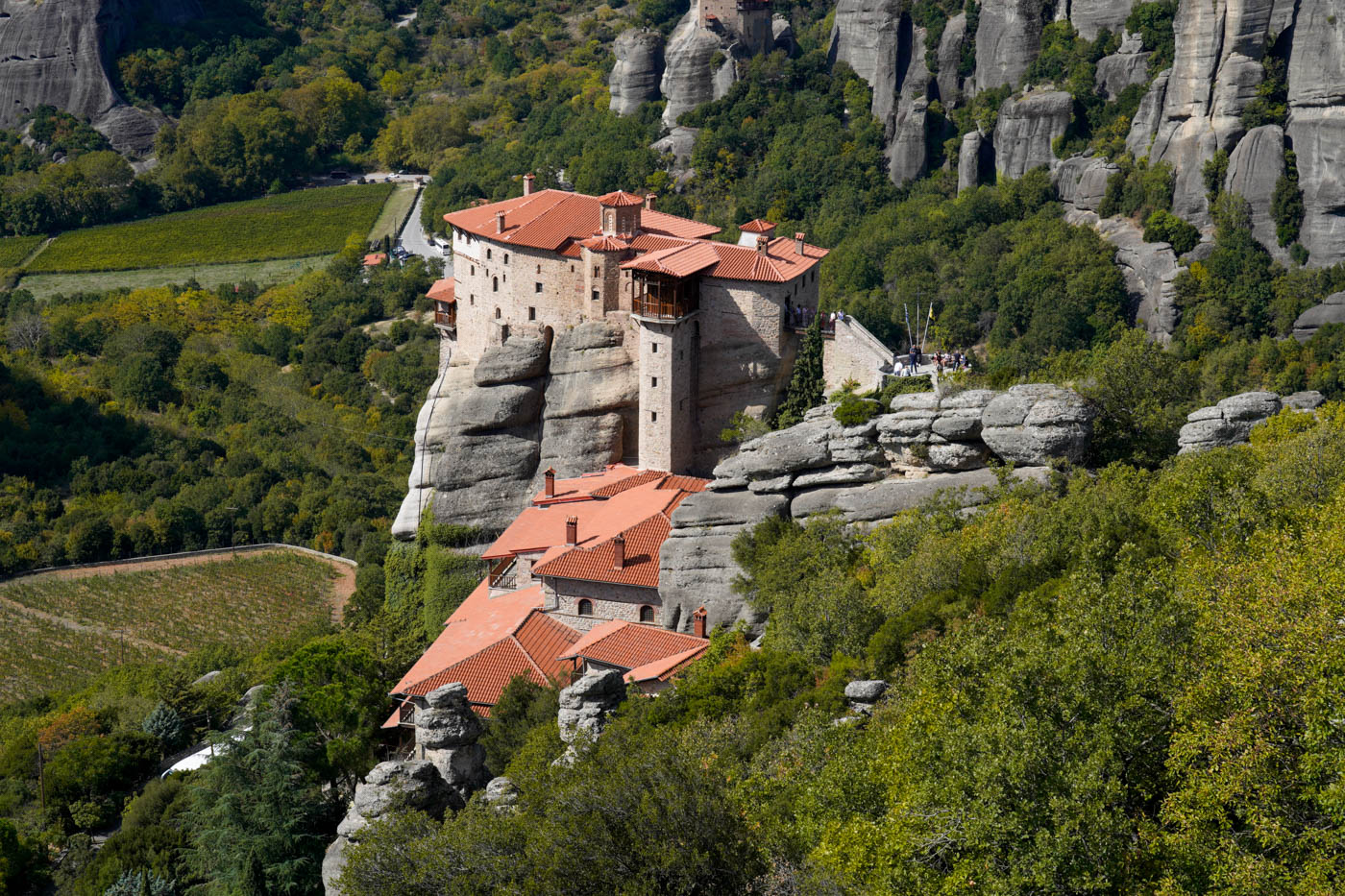 Vogelperspektive des Metéora Klosters Ágias Barbáras Rousánou in Griechenland