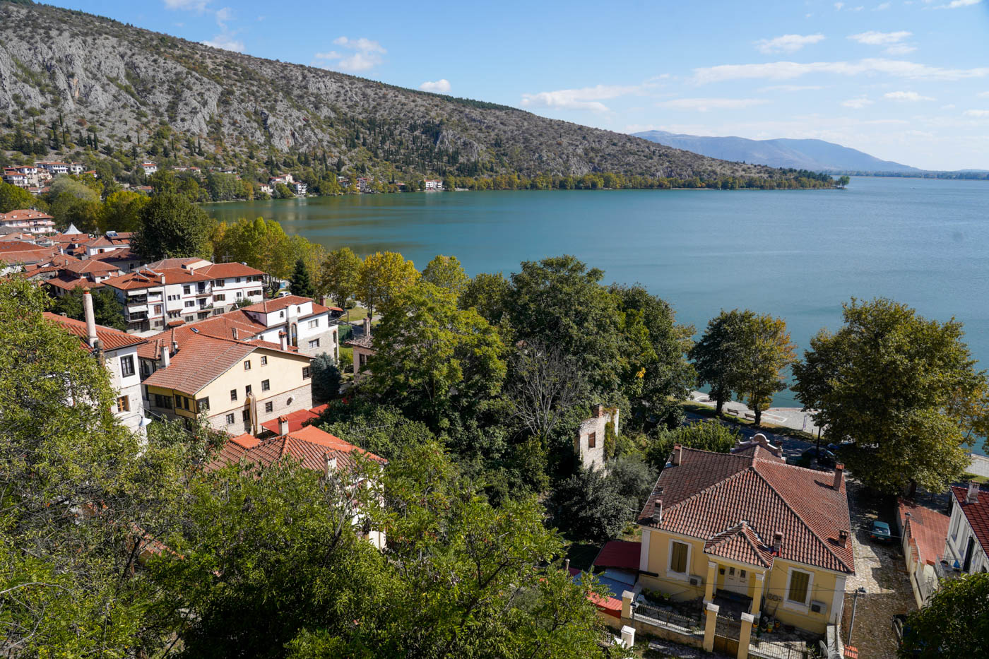 Blick von der Altstadt von Kastoriá auf den See.