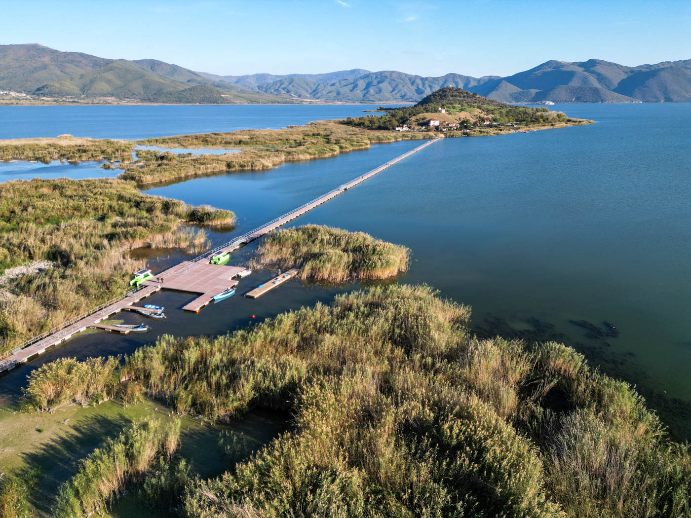 Vogelperspektive auf die Ágios-Achílleios-Insel am Préspa-See