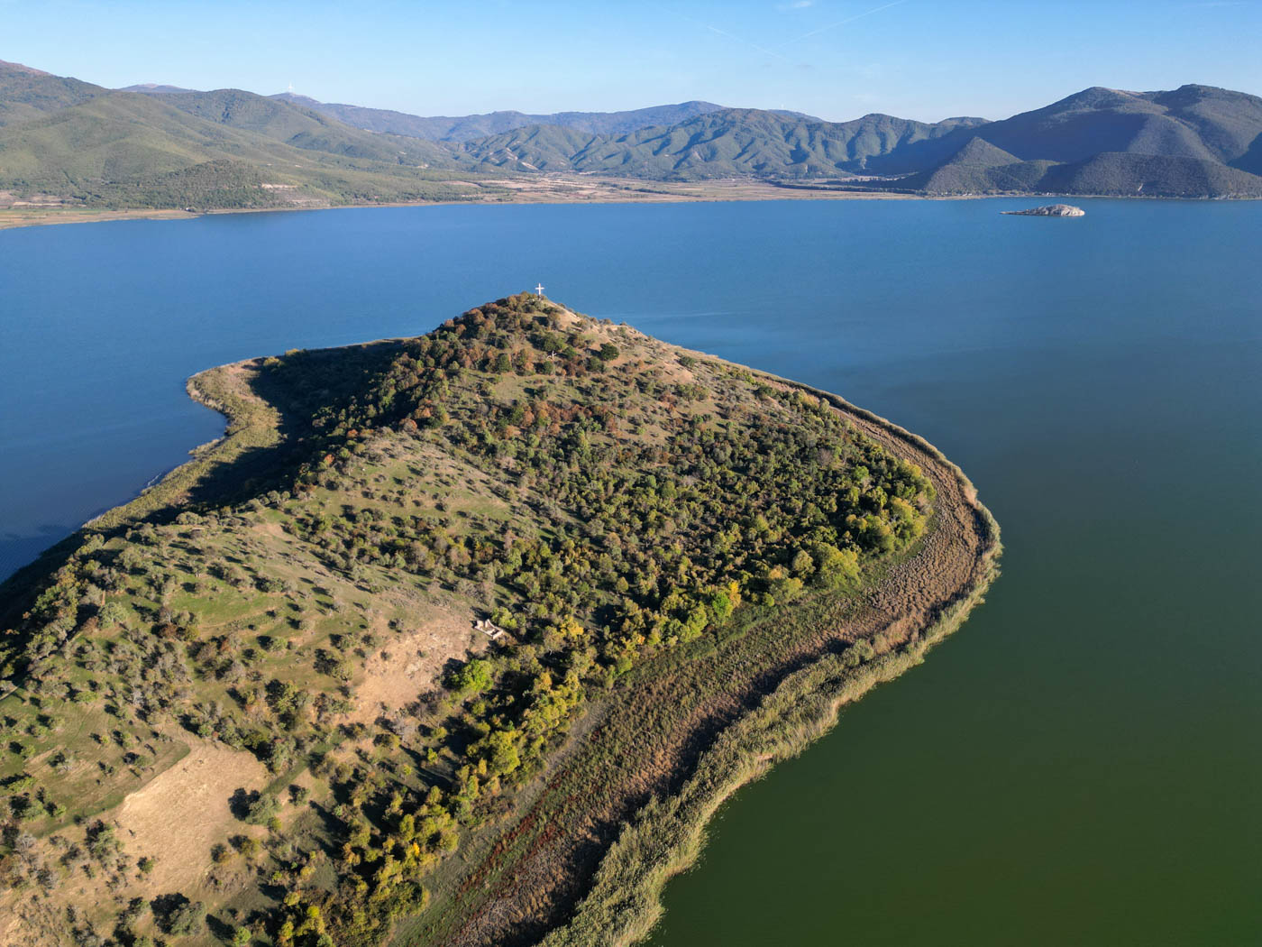Vogelperspektive auf die höchste Stelle der Ágios-Achílleios-Insel