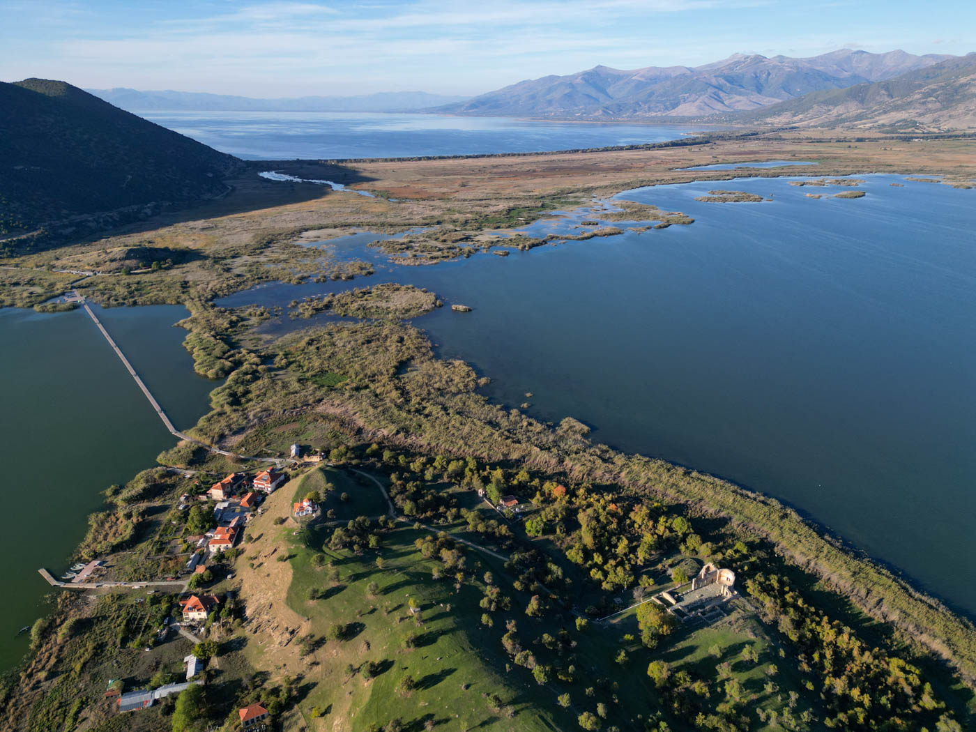 Vogelperspektive auf die Ágios-Achílleios-Insel am Préspa-See