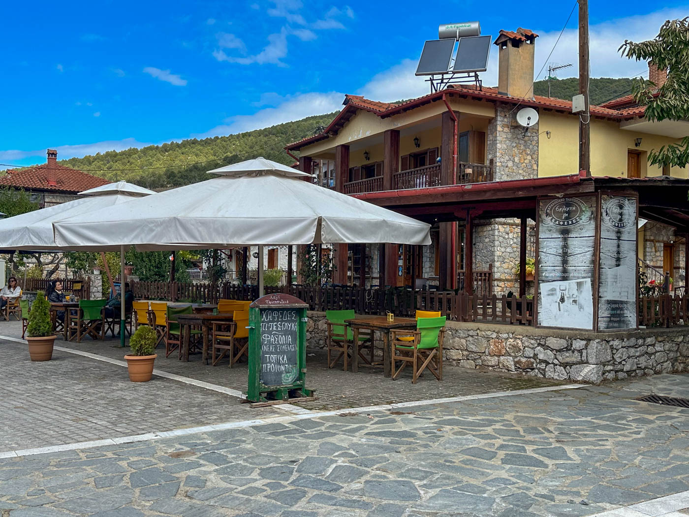 Taverne in Psarádes am Préspa See