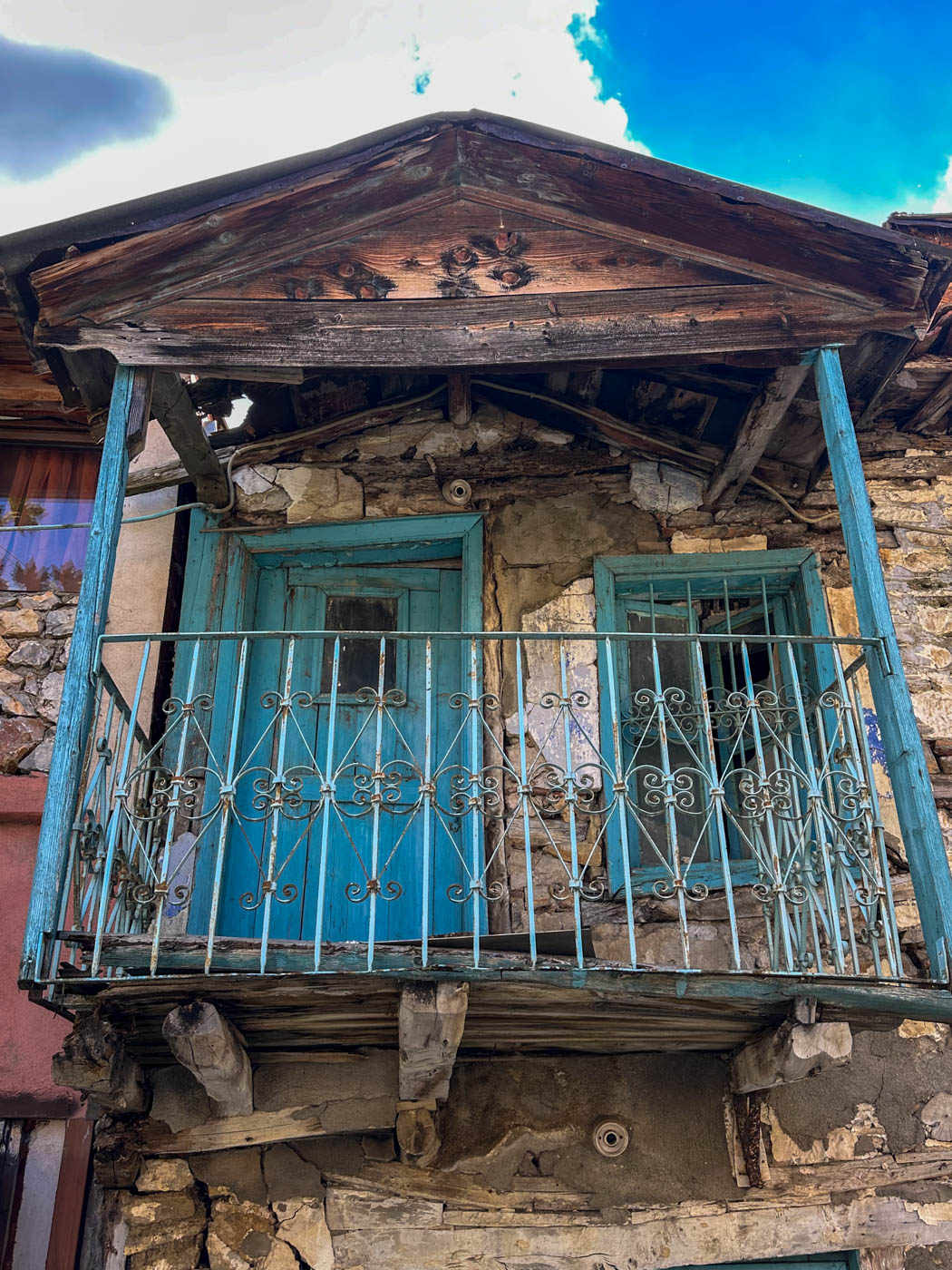 Balkon eines verlassenen Hauses in Psarádes.