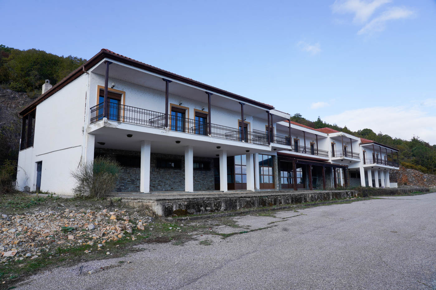 Verlassenes Hotel gegenüber von Psarádes auf der Wanderung zum Cape Roti und der Eremitage Metamórphosis