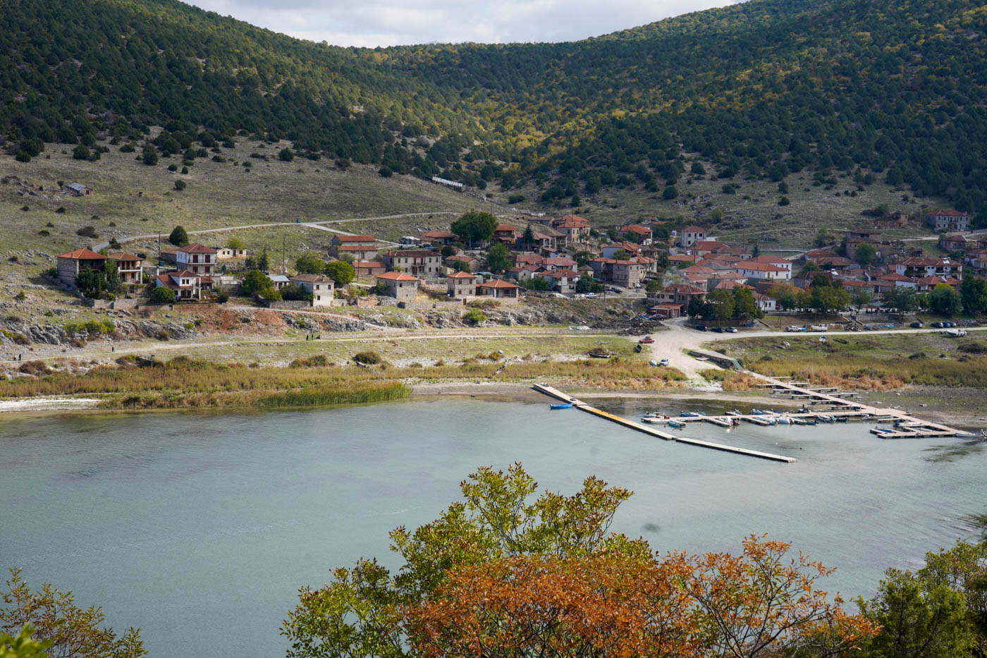Psarádes mit Hafen am Préspa See