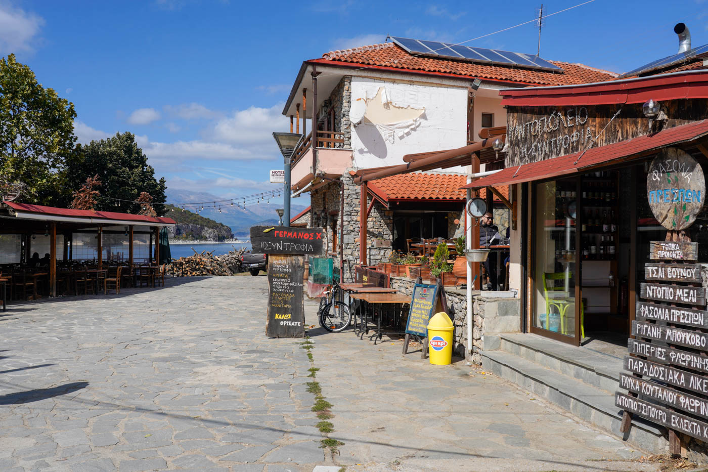 Taverne in Psarádes am Préspa See