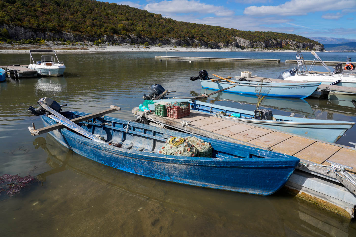 Fischerboote im Hafen von Psarádes am Préspa See