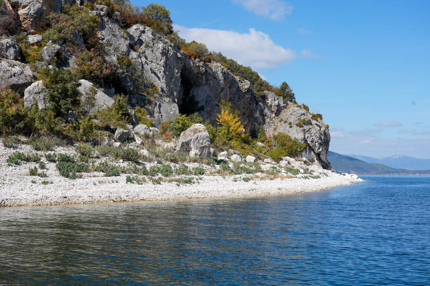 Uferlandschaft am großen Préspa-See - während der Bootsfahrt zu den Felsbildern