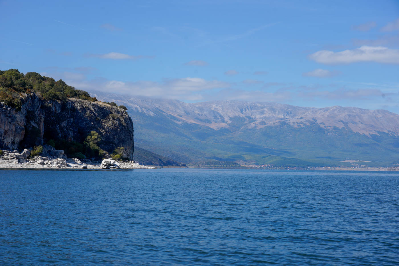 Bootsfahrt auf dem Großen Préspa-See mit Blick auf Albanien