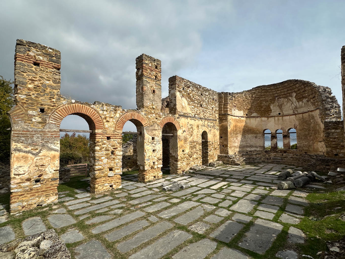 Kirchenruine Basilika Ágios-Achílleios auf der gleichnamigen Insel