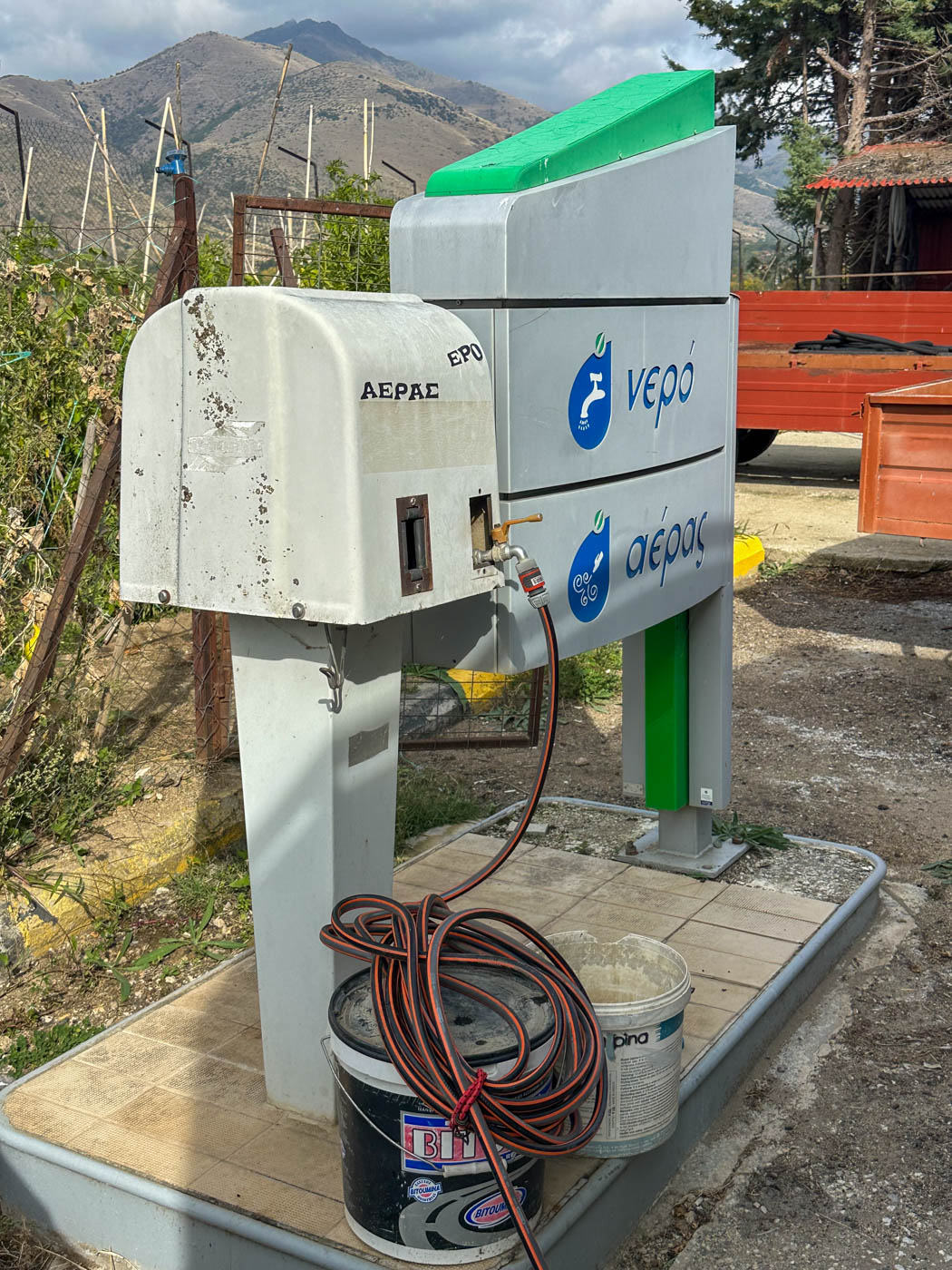 Wasseranschluss an der Jet Oil Tankstelle 