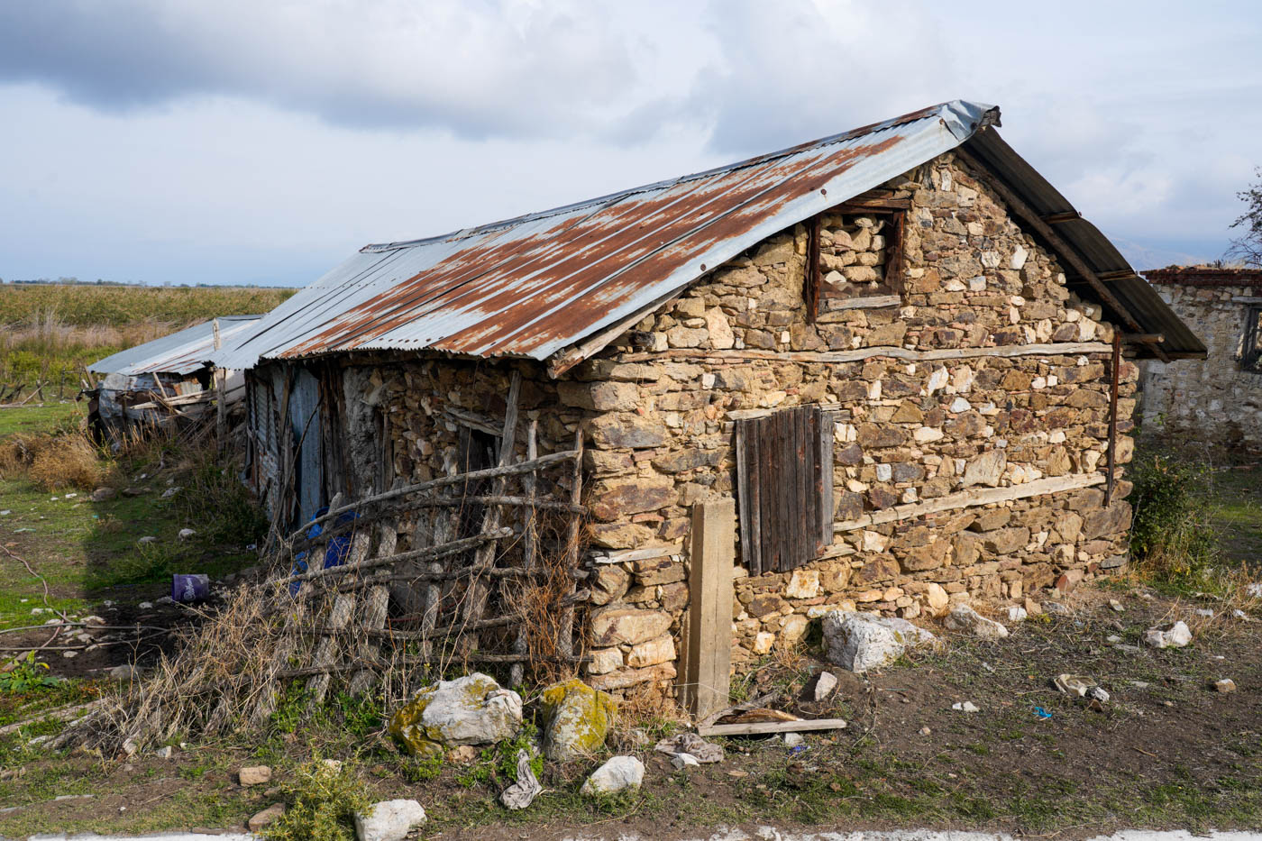 Verlassenes Haus auf der Ágios-Achílleios-Insel am Préspa-See