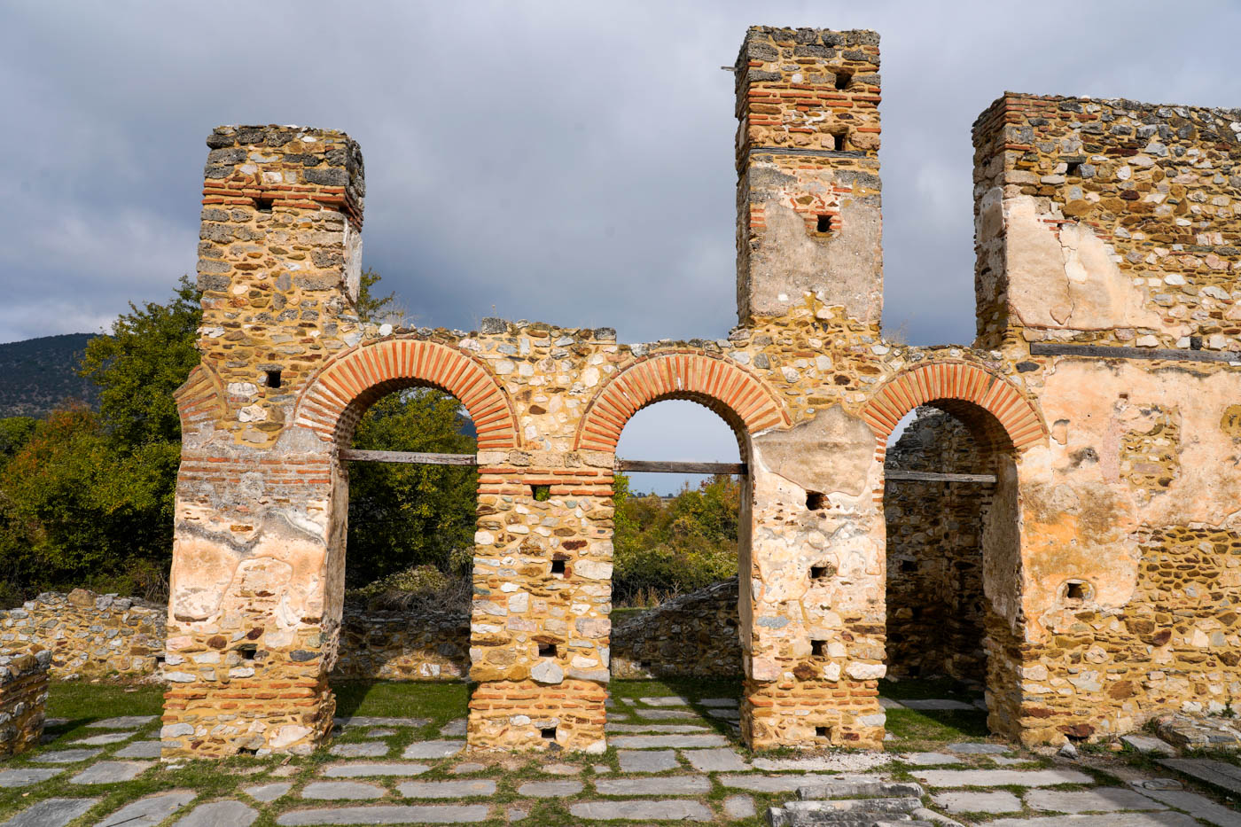 Mauerreste der Kirchenruine Basilika Ágios-Achílleios