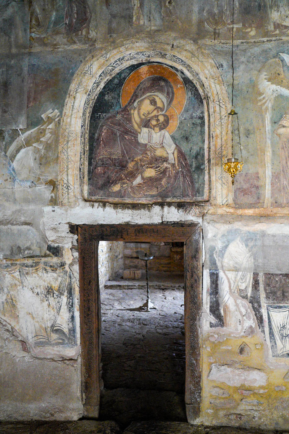 Eingang zur Klosterruine Panayia Porphyra auf der Ágios-Achílleios-Insel