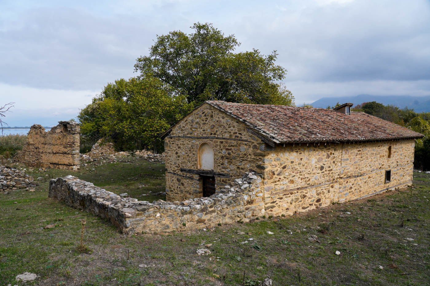 Klosterruine Panayia Porphyra auf der Ágios-Achílleios-Insel