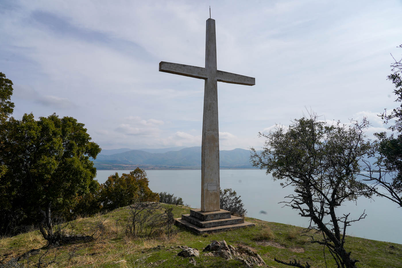 Gipfelkreuz auf der Ágios-Achílleios-Insel