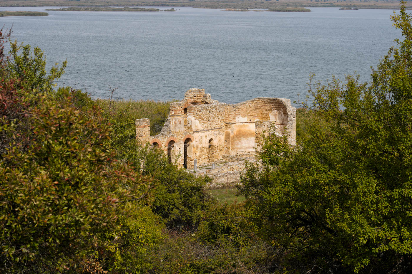 Kirchenruine Ágios-Achílleios am Uferbereich des Préspa-Sees.