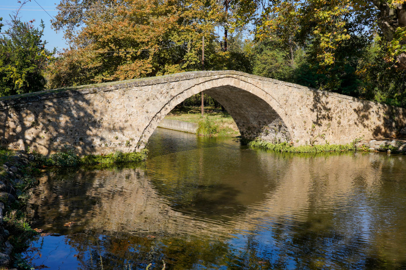 die alte Steinbrücke Kioupri Bridge, in Édessa