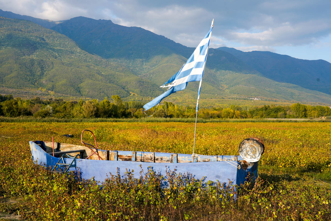 Holzboot auf ausgetrocknetem Schwemmland am Kerkini Sees in Griechenland