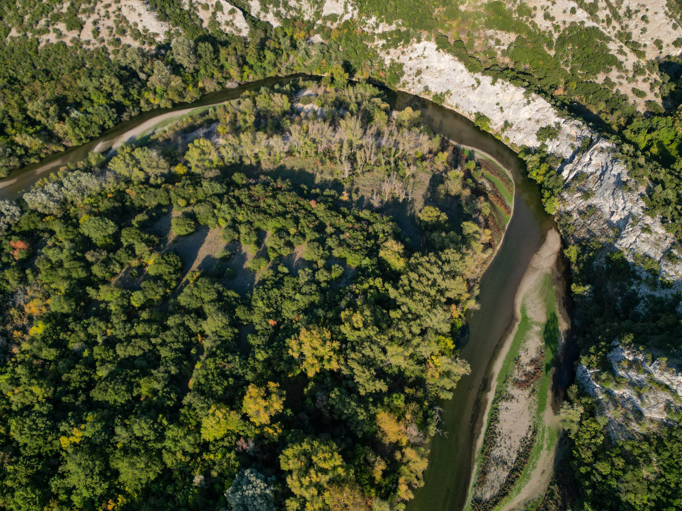 Vogelperspektive auf den Nestós, während der Wanderung entlang des Nestós Fluss in Nord-Griechenland