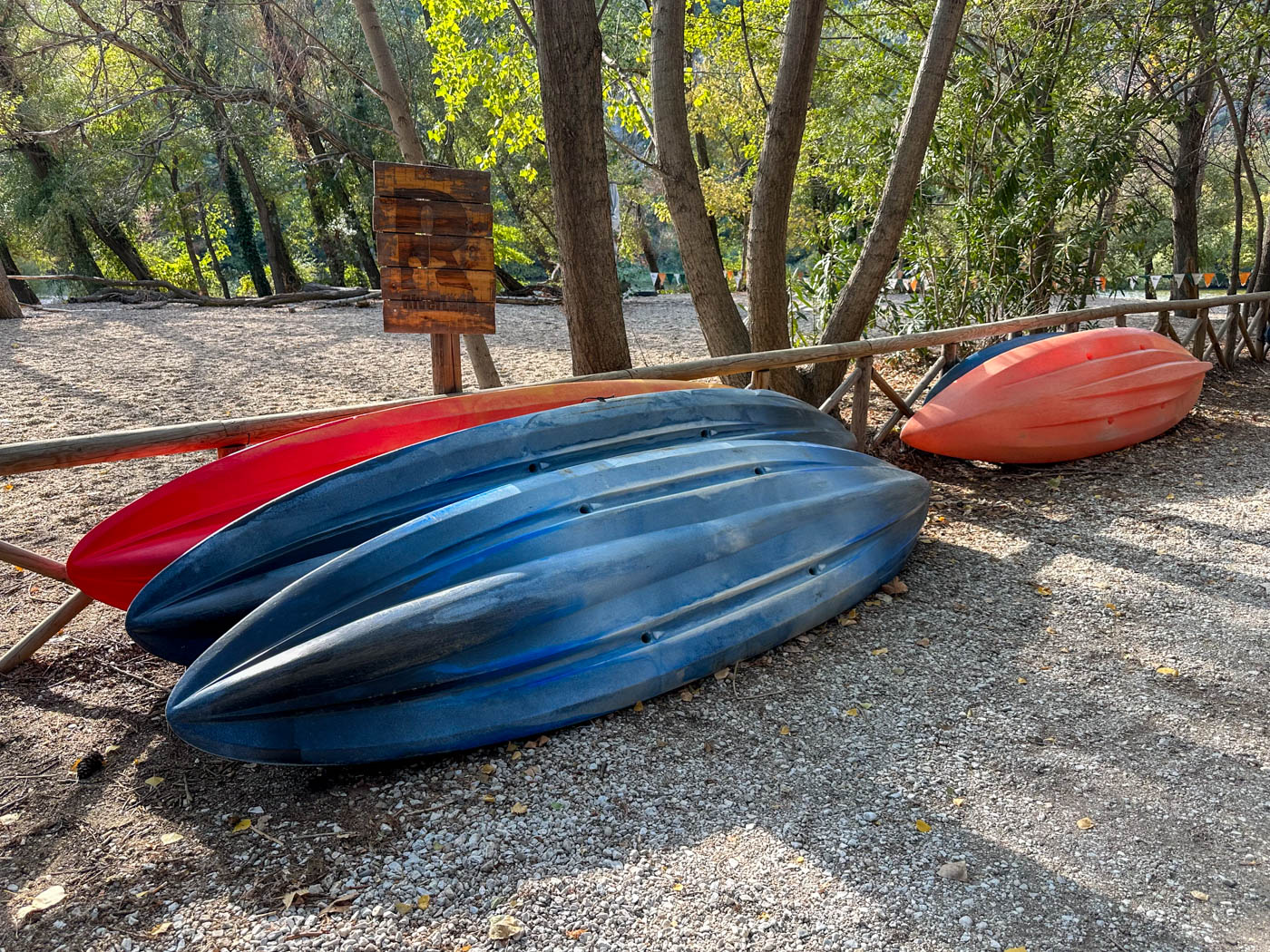 Kajaks am Néstos Fluss in Nordgriechenland