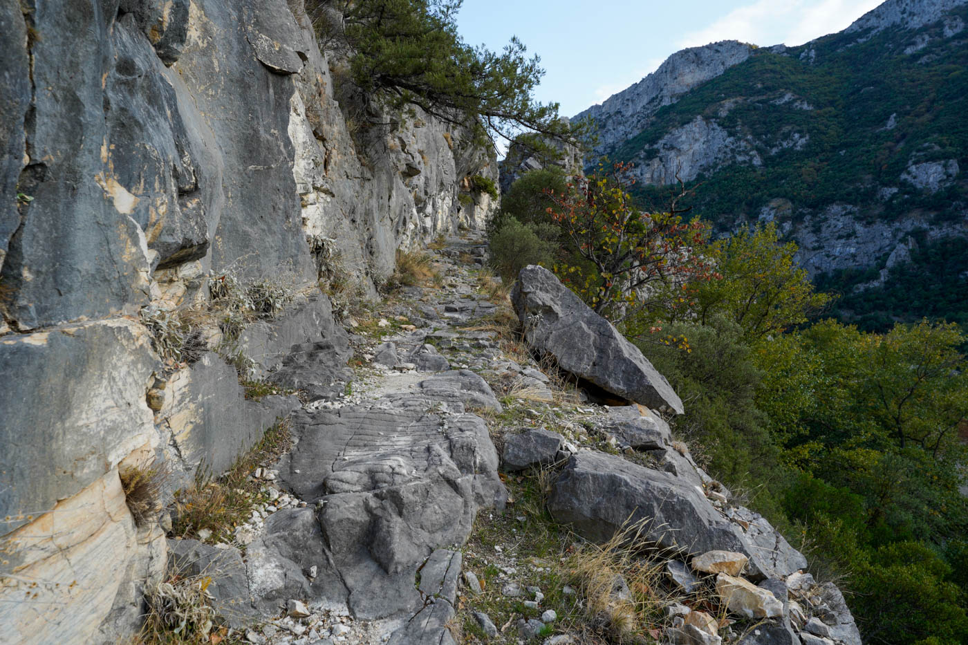 Wanderweg bei der Wanderung am am Nestós Fluss in Nord-Griechenland