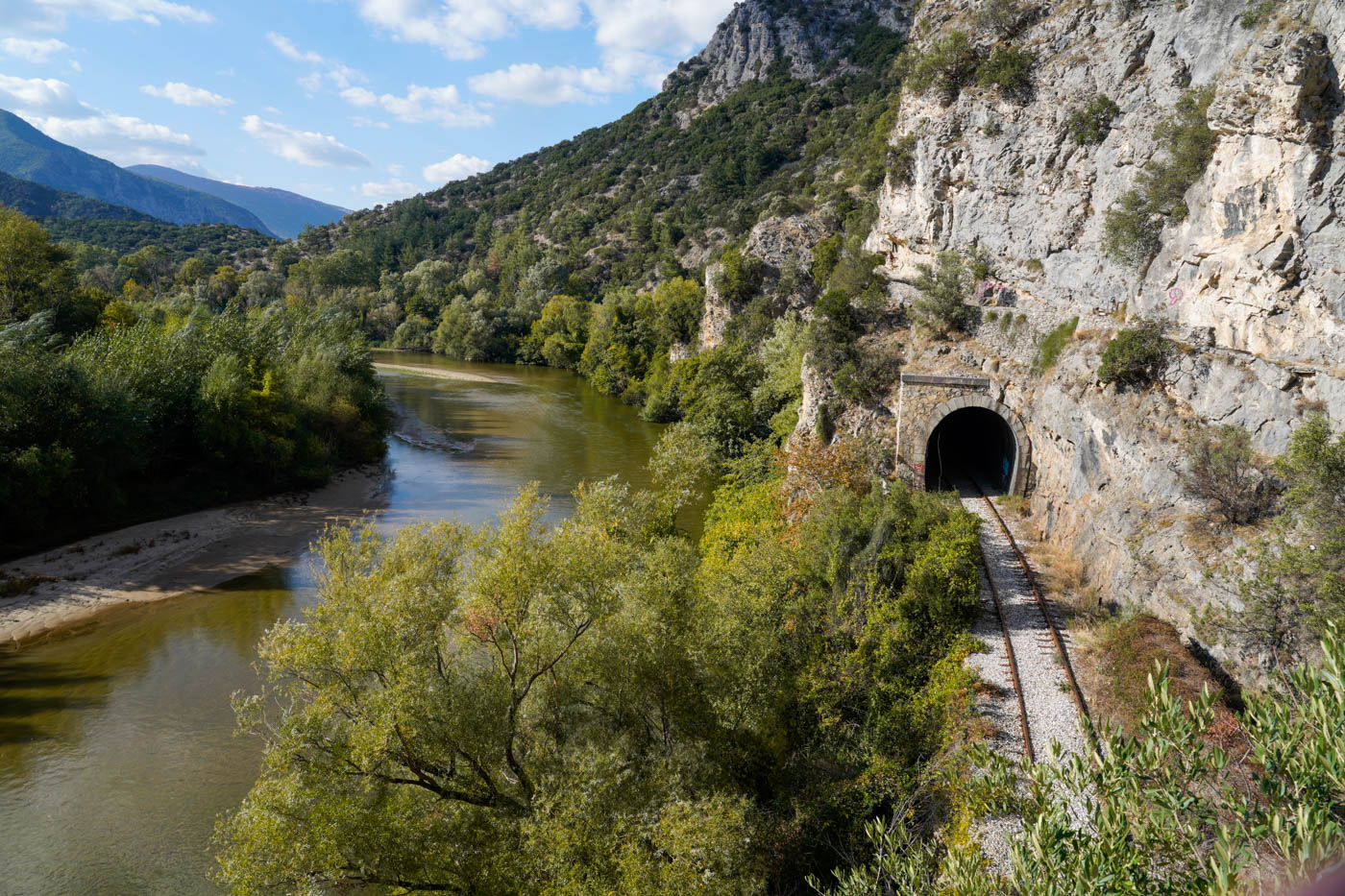 Bahnlinie mit Tunnel am Nestós Fluss, während der Wanderung entlang des Nestós Flusses