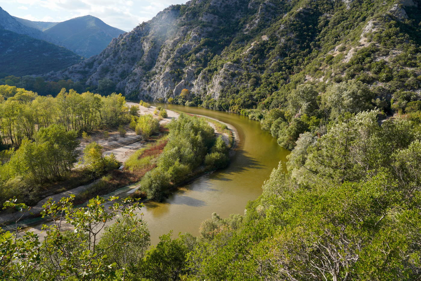 Blick während der Wanderung am Nestós Fluss in Nord-Griechenland
