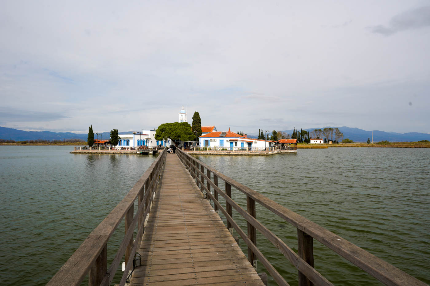 Holzsteg zum Kloster Ágios Nikólaos in der Lagune von Pórto Lágos