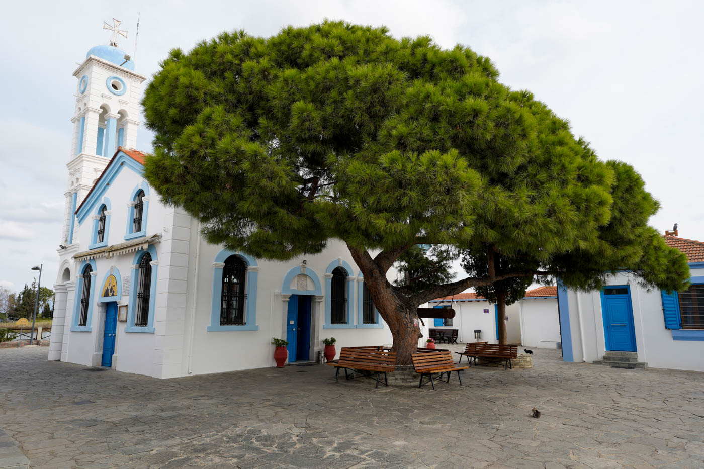 Hauptplatz des Kloster Ágios Nikólaos bei Pórto Lágos