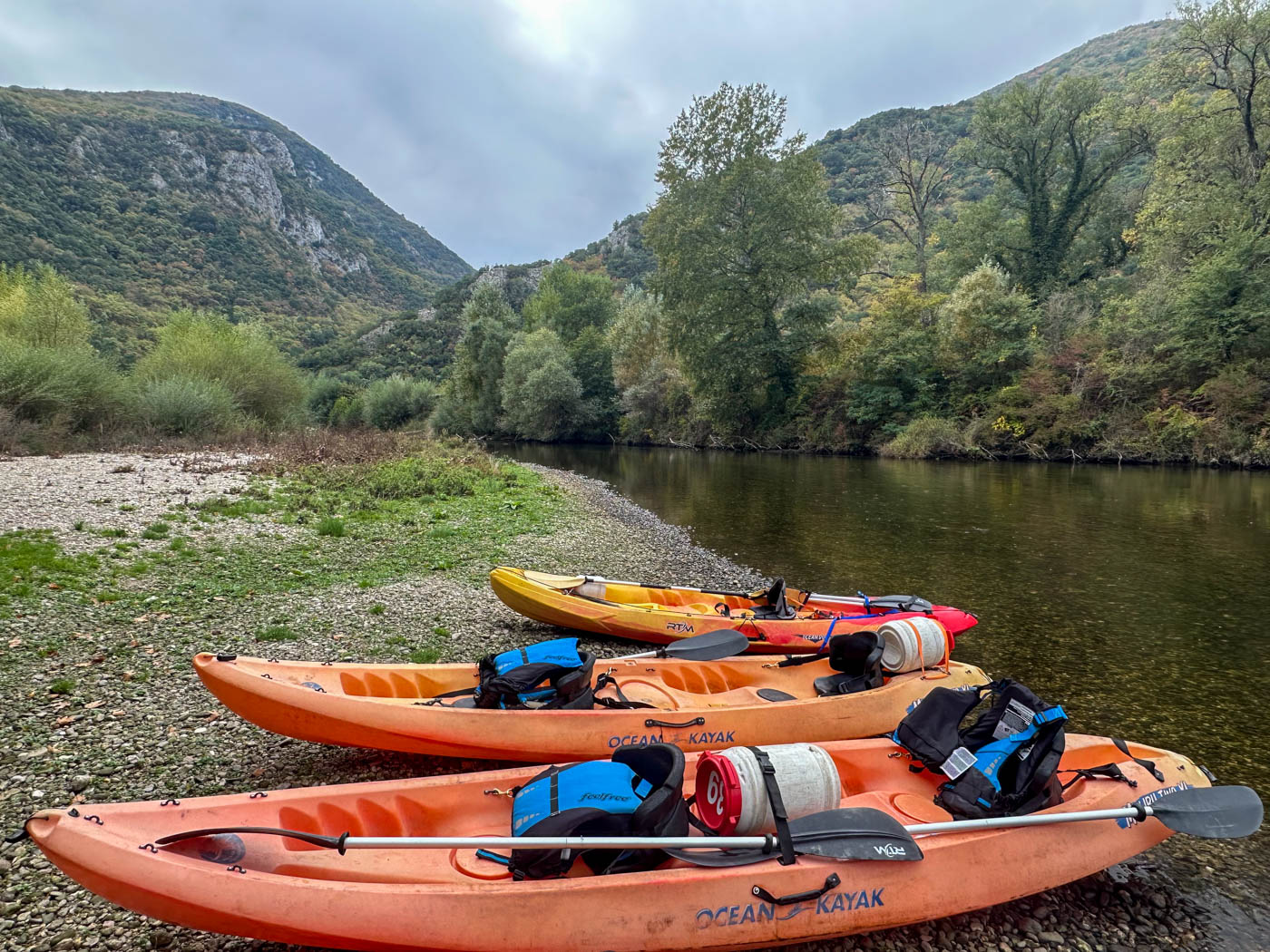 Kajaks am Uferbereich des Néstos Flusses in Griechenland
