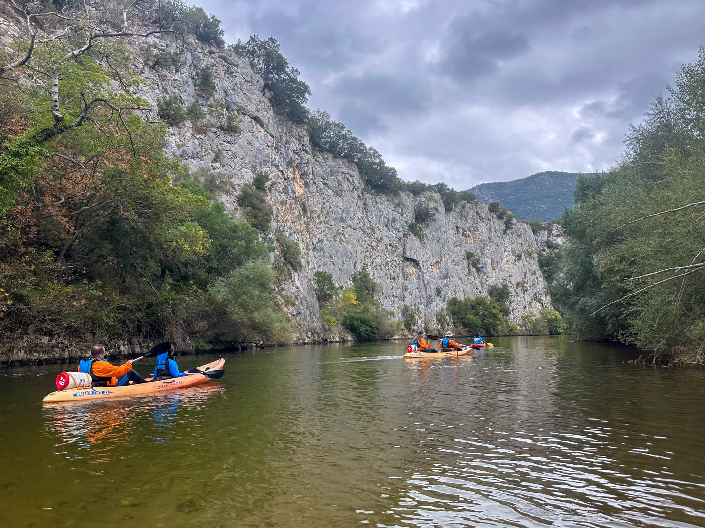 Kajaks fahren entlang der Steilhänge des Néstos in Griechenland