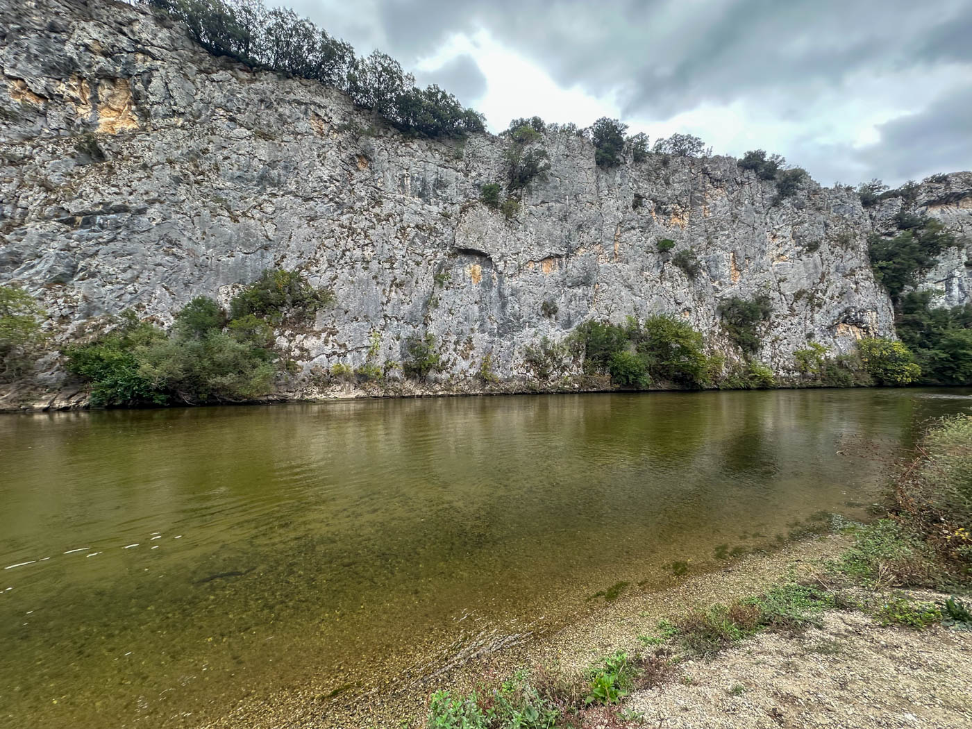 Felswände am Néstos Fluss in Griechenland